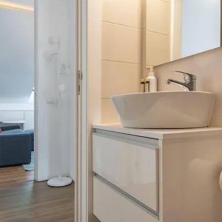 Lovelystay - Contemporary Portuguese Loft Apartment