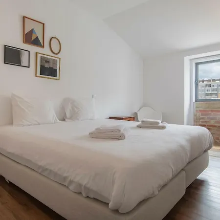 Lovelystay - Contemporary Portuguese Loft شقة
